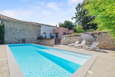 Casa di carattere con piscina in paese