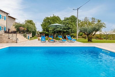 Elegante villa con piscina e giardino