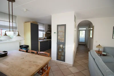 Schönes Ferienhaus am Wasser in Grou