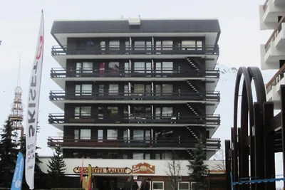 Geräumiges Apartment · Direkter Zugang zur Sk...