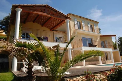 Ferienhaus mit Pool und Naturblick