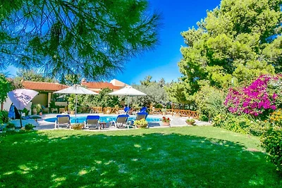 Villa mit Außenterrasse und Pool
