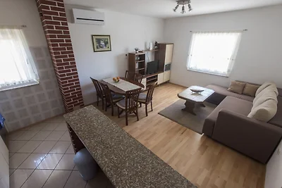 Wohnung in Starigrad Paklenica mit Terrasse