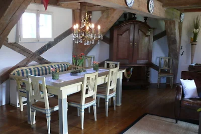 Schöne authentische Mühle nahe am Meer