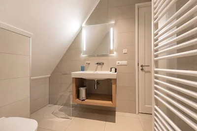 Chic Villa mit einem Kamin in Tjekemeer