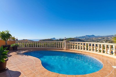 Schöne Villa mit Meer- und Bergblick