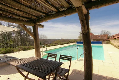 Schönes Ferienhaus in Issac mit Schwimmbad
