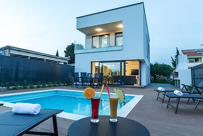 Luxuriöse Villa mit Swimmingpool in Pakoštane