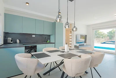 Villa Pomalo - Three Bedroom Villa with Outdo...
