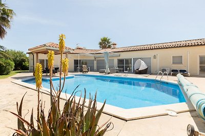 Delux Villa a Vilacolum con piscina