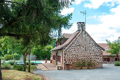 Bella casa vacanze con piscina a Teillots