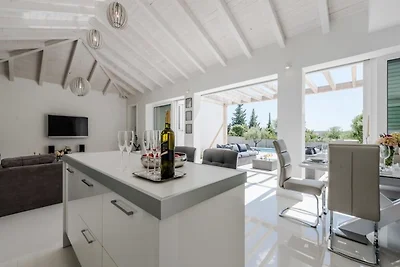 Luxuriöse Villa in Debeljak mit Schwimmbad