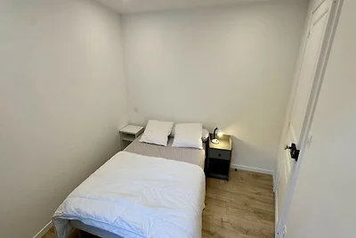 Moderne Schutzhütte am Dorfrand