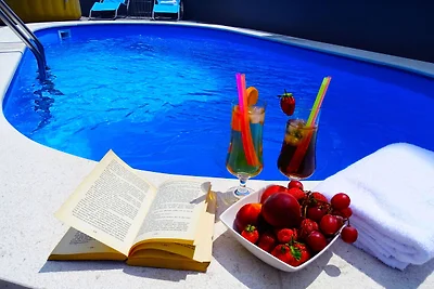 Villa in Dramalj mit Meeresstrand