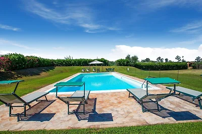 Ruhiges Ferienhaus in Ponsacco mit Pool
