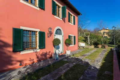Villa vicino Lucca con piscina e vista