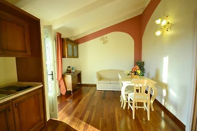 Imponenza scenica, ampio prato e piscina in...