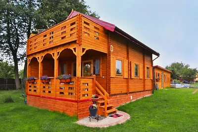 Holzhaus am Ostrowieckie-See mit Strand