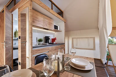 Schצne Zelth�tte mit Veranda
