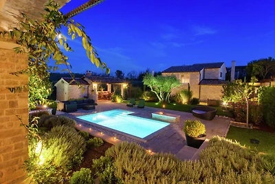 Luxuriöse Villa in Banki mit Swimmingpool