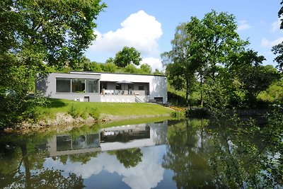 Modernes Ferienhaus mit Innenpool in...