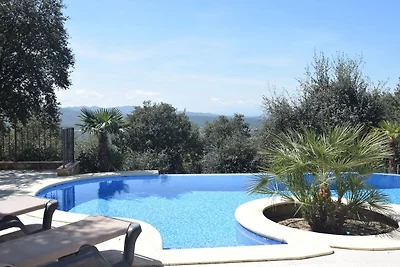 Luxuriöse Villa mit Swimmingpool