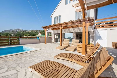Boutique-Ferienhaus in Donje Polje mit Pool