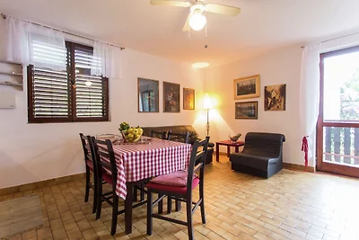 Wohnung in Seline mit Garten