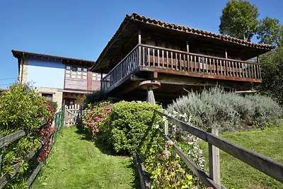 Spazioso cottage a Nava con piscina