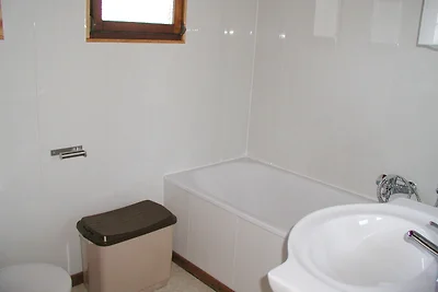 Gemütliches Ferienhaus mit Ofen in grüner...