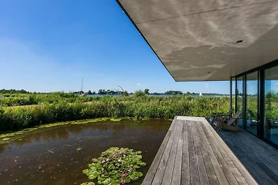 Woonboot in Goengahuizen met sauna