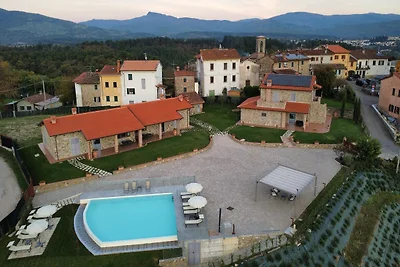 Spazioso appartamento, Poppi con piscina in...
