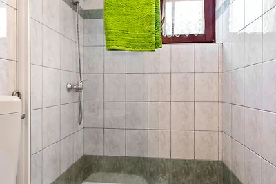 Schöne Ferienwohnung in Jasenice in Meernähe