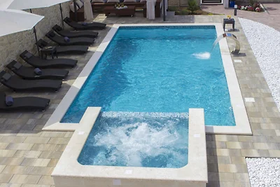 Villa in Grebatica mit Pool