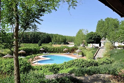 Grotta moderna a Guadix con piscina