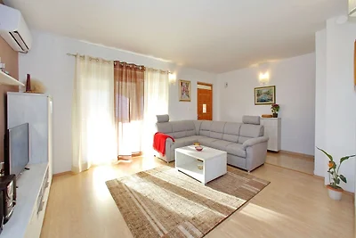 Modernes Apartment mit großer überdachter...