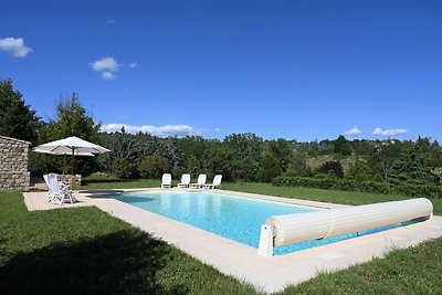 Spaziosa villa con piscina a Largentière