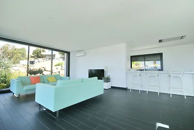 Geräumige moderne Villa mit privatem Pool