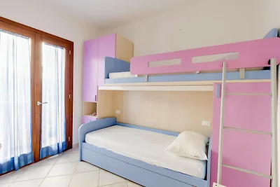 Zwembad condivisa en ampio spazio esterno...