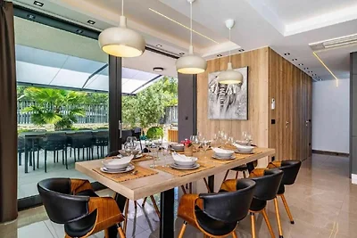 Villa Alpha - Four Bedroom Villa with Swimmin...