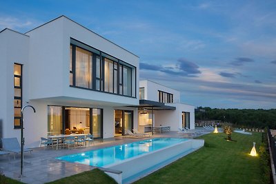 Moderne Villa in Bale mit Pool