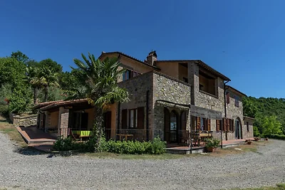 Spazioso agriturismo con piscina a Ficulle