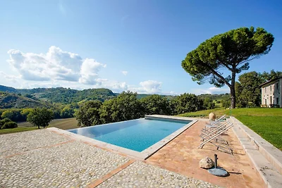 Villa d'epoca con piscina a sfioro a...
