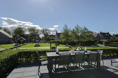 Ferienhaus in Nes mit Schwimmbecken