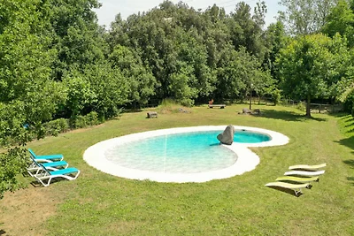 Appartement in La Garrotxa met Zwembad