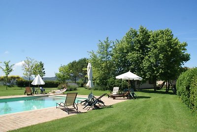 Spaziosa casa vacanze a Montone con piscina