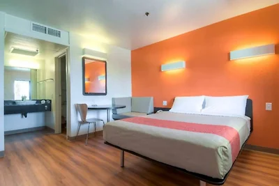 1 cama tamaño queen | Microondas