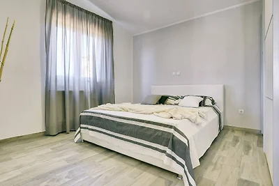 Boutique-Villa in Peroj mit Garten