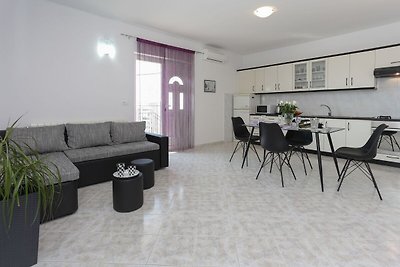 Modern appartement in Kaštel Gomilica met ged...