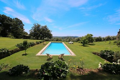 Luxuriöse Villa in Manziana mit Swimmingpool